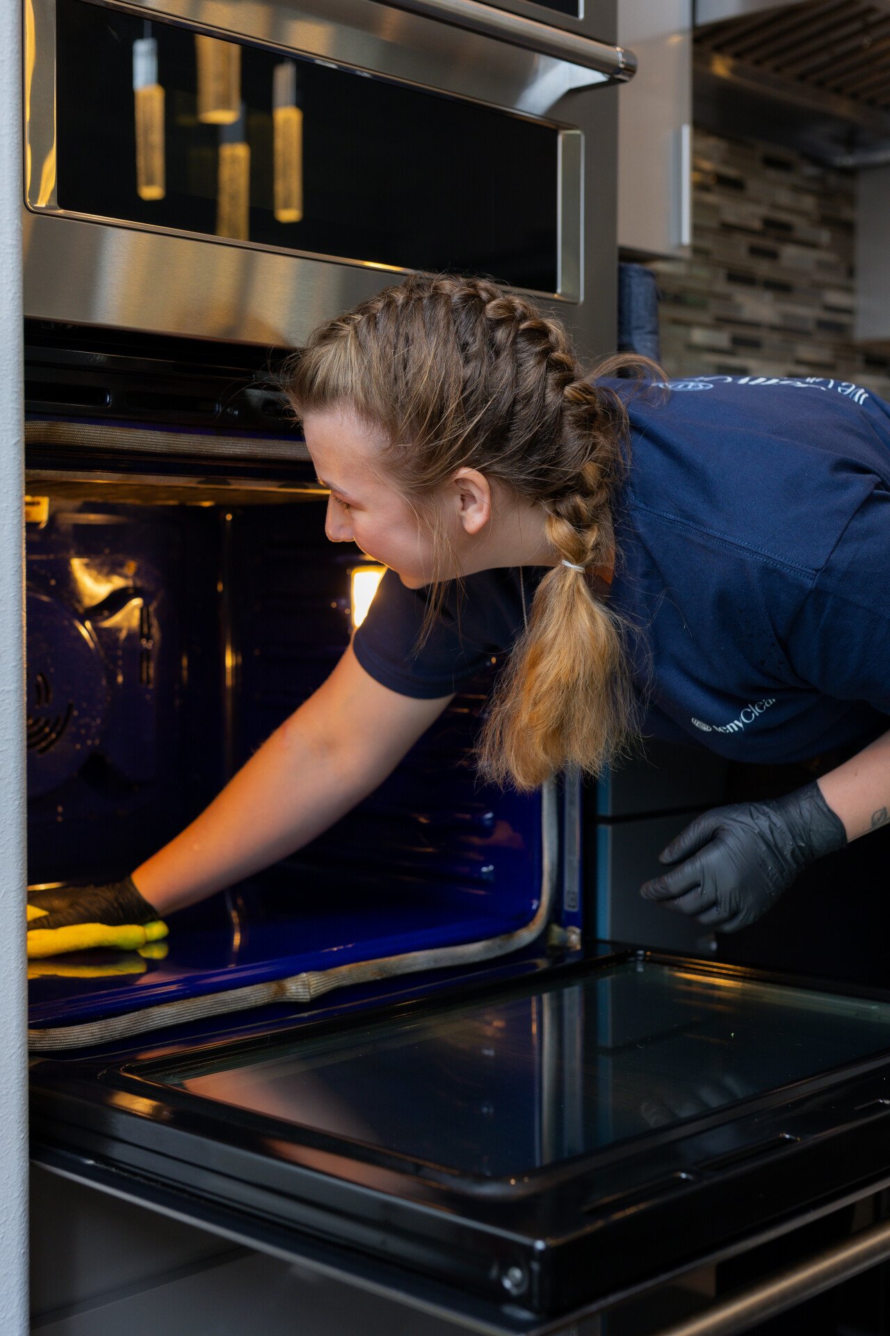 JenyClean cleaner deep cleaning an oven